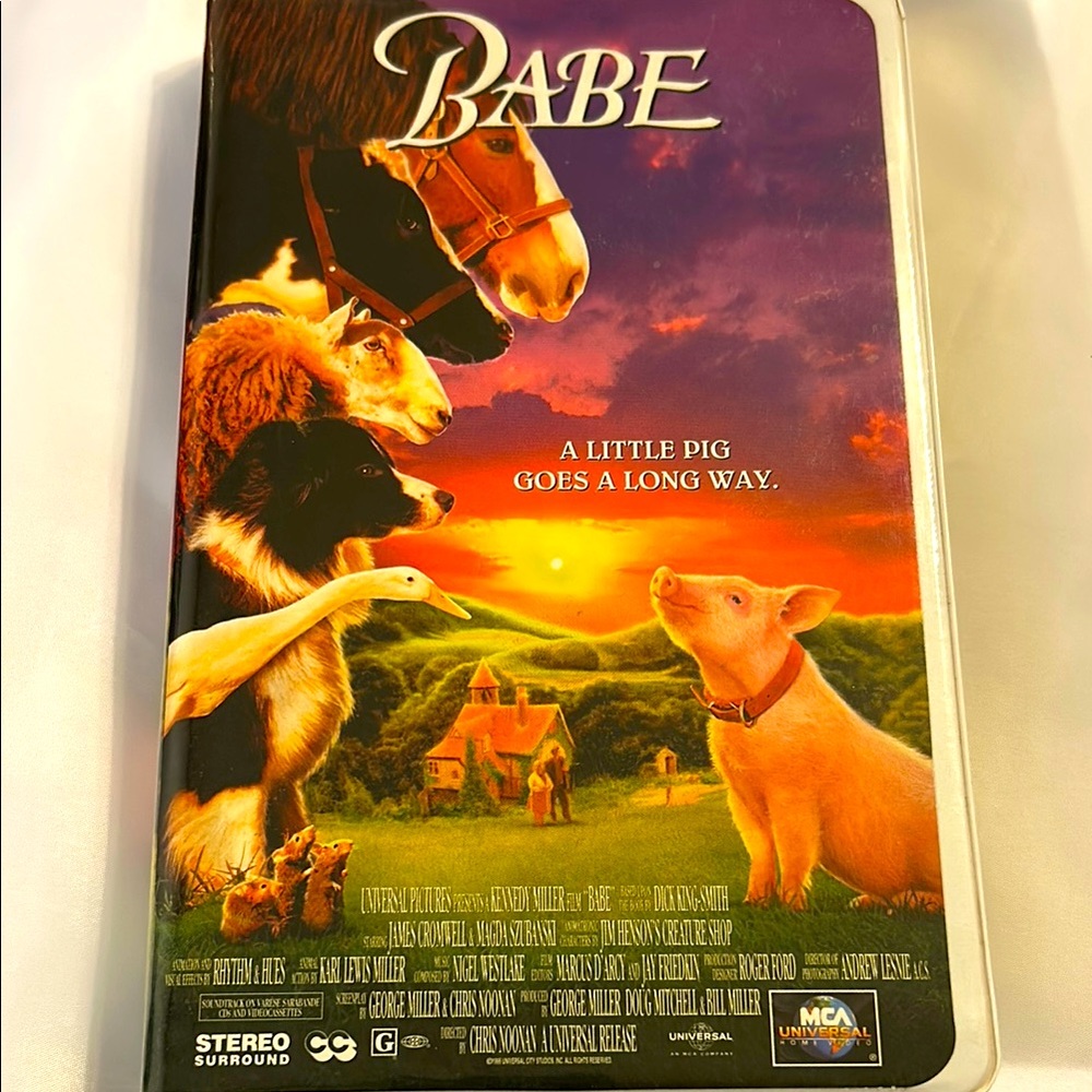 Babe VHS with Colorful Farm Scene A Little Pig Goes A Long Way